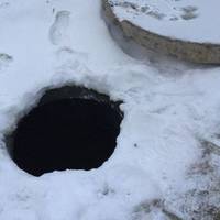 Луцький школяр сховався в люк, аби не йти до школи (ВІДЕО)