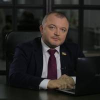Півархіву, вантажівка та кран: що декларує Андрій Покровський