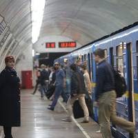 У Харкові поліцейські били пасажирів метро, тягали по підлозі та вимагали гроші