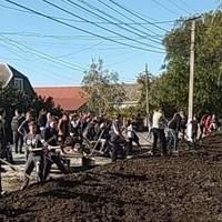 Радянщина в освіті. На Одещині школярів змусили розрівнювати 10 машин землі замість уроків