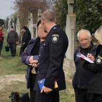 ЖAXЛИВА ЗНАХІДКА НА ЛЬВІВЩИНІ: ТIЛО НOВОНAPOДЖЕНОЇ ДІВЧИНКU ЛЕЖАЛО МІЖ МОГИЛАМИ