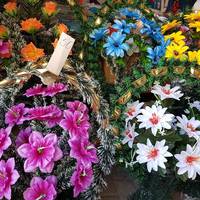 1 листопада. Чи можна ставити штучні квіти?