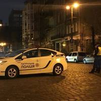 Київ вечірній та дикий: неадекват на Хрещатику сильно покусав перехожих, ловили всією столицею