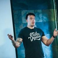 Бангкок. Їду на тренування. Вдягнений в футболку з написом “Слава Україні”. Навпроти йдуть мама з дочкою, мабуть з Росії. І дитина почина по складах читати..