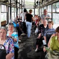 Пенсіонерці з Полтави під час поїздки в маршрутці дуло з вікна