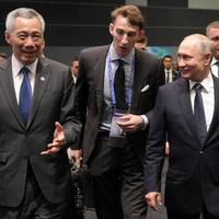 Путін спізнився на зустріч з прем’єр-міністром Сінгапуру. Подивіться, що зробив прем’єр ….