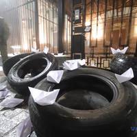У КИЄВІ ПІД ПОСОЛЬСТВО РОСІЇ НЕСУТЬ ШИНИ