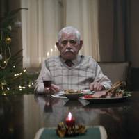Зворушливий різдвяний ролик про дідуся, який зустрічає Різдво на самоті