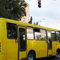 Цю поїзку “бабуся” запам`ятає на все життя: їдемо з мамою в автобусі, вона сидить, я стою