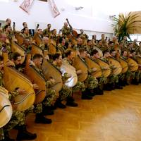 Артисти в одностроях української армії, з бандурами наперевіс відродили патріотичну пісню 1944 року