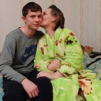 У 8 років він тягав воду, рубав дрова, готував їжу і доглядав за хворою матір’ю. А ще через 8 років усі дізналися правду