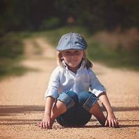 Сидить наша двірничка-інвaлід і плаче, хулігани малолітні роботи додали. А потім батьки одного з них привели. Так от, усім би таких батьків!