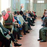 Сиджу в поліклініці, чекаю своєї черги, в якій передостаннім був дідусь-живчик. Ох він і провчив нахабу одну