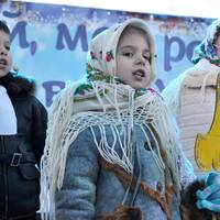 Якщо батьки і родичі влаштовують змагання, хто дасть дитині більше грошей за колядку, тоді вона починає сприймати це сімейне свято, як простий спосіб заробити.