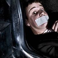 Четверо закарпатців пов’язали двох хлопців, кинули в багажник і відвезли катувати