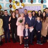 У Калуші сини розстелили весільний рушник для батьків, які відзначили “золотий” ювілей.