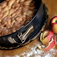 Ідеальний солодкий сніданок: простий рецепт яблучного пирога