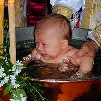 У церкві хрестили немовля, а воно весь час невпинно плакало і противилось. Мама не витримала і підійшла до священика, за мить плакала уже вона
