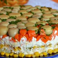 Торт-салат з куркою і грибами