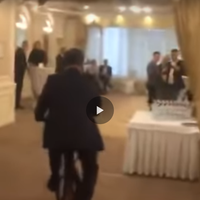 Відео масово видаляють з мережі! Подивіться, що п’яний кандидат в президенти витворяв в елітному ресторані!