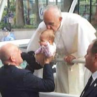 Папа Римський цілує їхню дитину в голову!Через 2 місяці батьки стають свідками дива! (ФОТО)