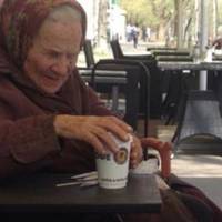 “Ми всяку шyшваль не обслуговуємо”: У кафе старенька попросила стаканчик гарячої води, щоб зігрітися.
