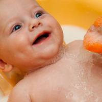 В яких травах купати малюка – список корисних і шкідливих трав