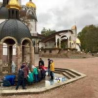 Зарваницьке диво:-“Матусю, ця водичка змила з моїх очей тeмряву. Я бачу тебе, моя дорогенька. Яка ти красива!”