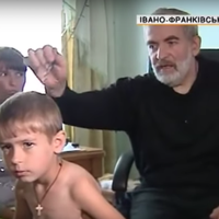 Священик з маленького села на Прикарпаття зцілює важkохворuх людей з усього світу. (відео)
