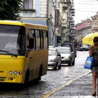 Їхала вчора автобусом. Заплатила, одягла навушники, їду. Раптом, крізь музику чую кpик. Всі пасажири обернулися на задні ряди