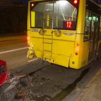 У Києві легковик врізався в тролейбус, який зупинився, щоб висадити пасажирів