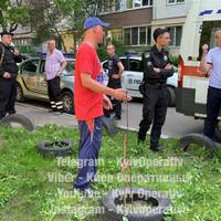 Відео. Київ. Алкаші розпивали спиртне на дитячому майданчику. На гойдалці поруч знаходився батько із дитиною….