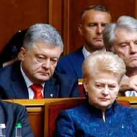 “Прикро до сліз… проміняли справжнього Президента на клоуна.” Мережа відреагувала на нове робоче місце Порошенка