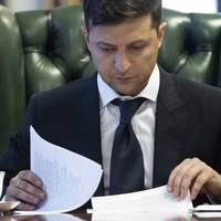На Зеленського подали до суду через скасовані укази Порошенка