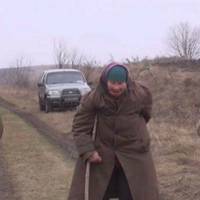 Два бійці у нещодавно звільненому селі. — Стояли на посту. Повз іде бабуся з банкою молока…