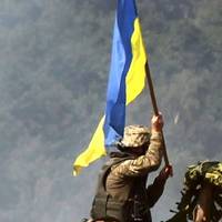 Бійці ВСУ встановили прапор України в бліндажі 