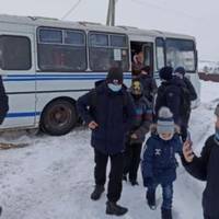 Дитина штовхала дівчину ногою в автобусі. Те, що зробив цей хлопець, стало мамі наукою