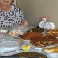 Поки ще роботи в селі небагато, я зібралася і поїхала до доньки. Взяла з собою три тисячі гривень і трохи продуктів, донька дуже зраділа моєму візиту, накрила стіл, нарізала салатів, тортик купила. І