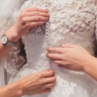 До весілля сина я жодною копійкою не доклалася. Свати все зробили самі. Вони раділи, що їх доньку хоч хтось заміж покликав. Я єдина сиділа на цьому весіллі сумна, бо знала хто тепер моя невістка