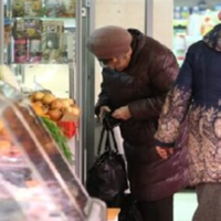 Свекруха Лесі в свій час не шкодуючи себе поїхала в Італію і купила сину квартиру. Зараз вона живе дуже скромно, заробітчанських заощаджень давно немає, а на одну пенсію не сильно і розженешся.