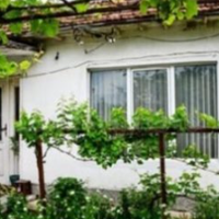 Братові чоловіка свекри будували новий будинок, а нам віддали старий, в якому абсолютно нічого не було. Ми взяли кредит, купили диван, провели каналізацію і поселилися в будинок.