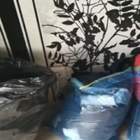 Днями я повернулася з роботи додому і побачила в коридорі сумки з речами. Коли я в них заглянула, то зрозуміла, що там – мої нові речі. Свекруха їх зібрала і вирішила віддати якійсь там родичці, яка с