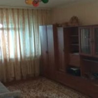 Анна прийшла в гості до молодих і побачила, що вони вивозять з дому меблі. Коли вона здивовано запитала, що відбувається, донька пояснила, що меблі їй не подобаються, тому вони вирішили відвезти їх до