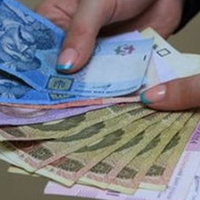 Рік тому моя рідна сестра народила четверту дитину. Вона постійно телефонує мені, скаржиться на свого чоловіка, просить гроші в борг, адже я багатша за неї. Ми з чоловіком шкодували її і завжди давали