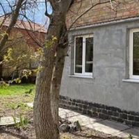 Якось донька нам зателефонувала з чоловіком, просила передати якісь гроші, або подарунки, бо їм зараз важко, не завжди на продукти вистачає. А я їй відмовила, бо самі з батьком живемо за копійки.