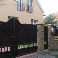 На весілля своїй доньці і зятю я подарувала 3 тисячі гривень, а свати оплатили все. Другий день ми гуляли в них і я вперше побачила їх шикарний будинок. Я була щаслива, що моїй доньці буде де жити, ал