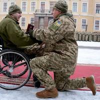 Коли генерал стає на коліно перед лейтенантом. Артур народився у Донецьку. Він рано залишився сиротою.
