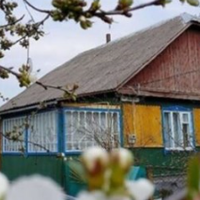 Якось вранці сиджу перед вікном, дивлюся: іде Михайло, а в руках тримає портфель. Я подумала, що він зібрався в сусіднє село. До цього часу його матері вже не було, але будиночок там залишився. Але Ми