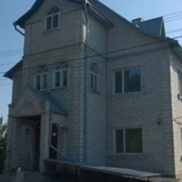 У нас з чоловіком є троє дітей, вони вже свої сім'ї мають. Дорослим дітям ми грошима не допомагаємо зовсім, ми не купували їм житло, зате за всі ці роки побудували собі великий будинок.
