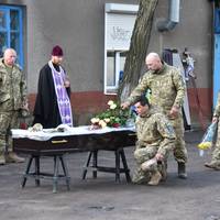 “Прощавай, брате… Сумно та важко прощатись навіки”: на Волині провели в останню дорогу Олександра Луцика. фото